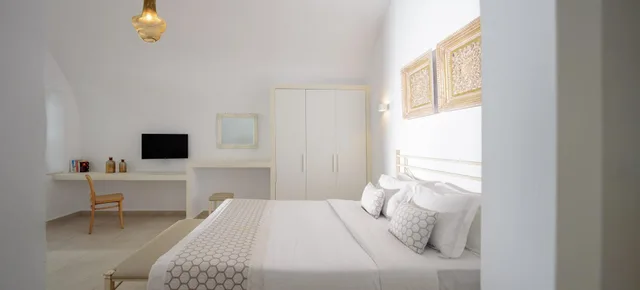 Deluxe, Apartment, Outdoor Jetted Tub، Kamares Apartments 1/4