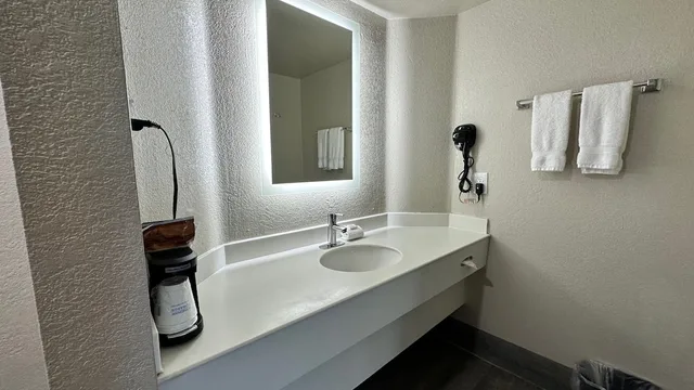 غرفة بسرير كينج، Days Inn by Wyndham San Diego Vista 8/10