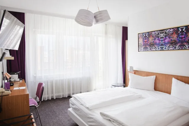 غرفة كومفورت بسرير كينج بشرفة، Hotel Les Nations 5/10