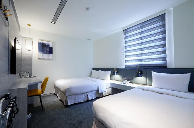 غرفة ديلوكس ثلاثية بسرير مزدوج وسرير فردي، Haifu Hotel And Suites 1/2
