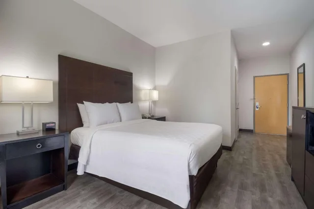 Room, Queen Bed, Quality Inn Shallotte near Ocean Isle Beach 2/5