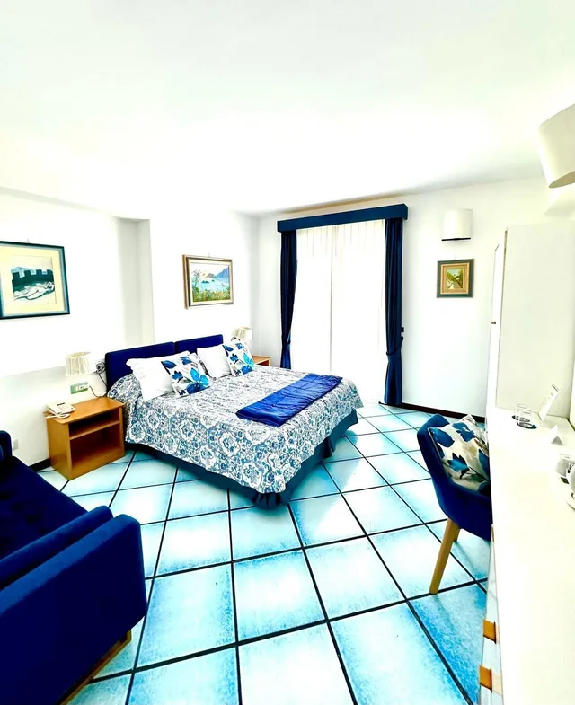 غرفة بسريرين منفصلين بإطلالة على البحر بشرفة، Hotel Le Fioriere 1/2