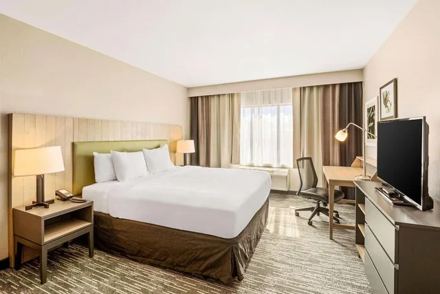 غرفة بسرير كينج لذوي الإعاقة، Country Inn & Suites by Radisson, Flagstaff Downtown, AZ 2/3