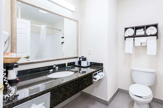 جناح بسريرين كوين مع أريكة، Clarion Pointe Madison-Huntsville 4/5