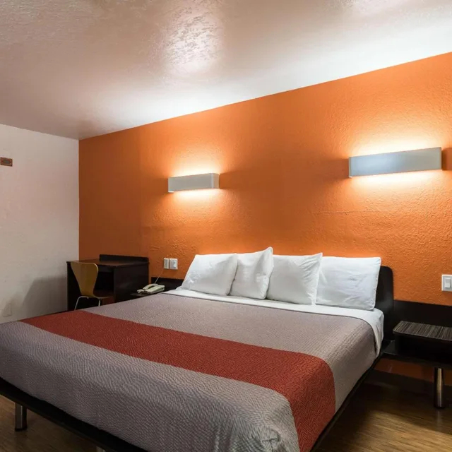 1 King Bed - Mobility Access Ri Shwr Nsmk, Motel6 Uvalde, TX 10/10