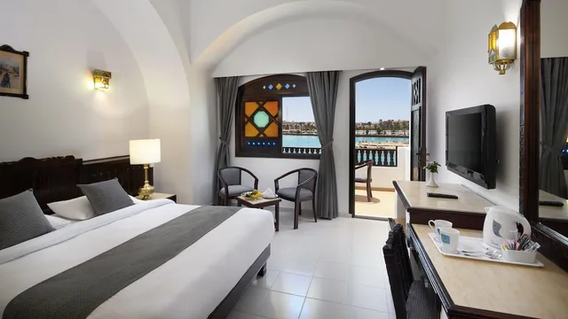 غرفة قياسية بسرير كينج بإطلالة على البحر، Arabella Azur Resort 2/7