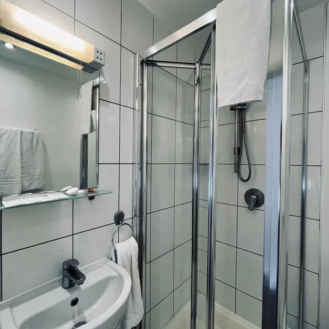 غرفة ثلاثية، Arriva Hotel 6/8