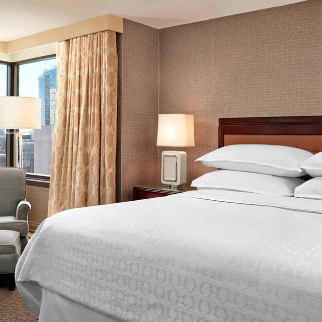 غرفة بسرير كينج، SHERATON CENTRE TORONTO 1/14