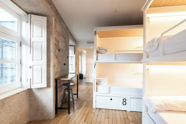 Female Dorm, Female Only, 8 Beds, Private Bathroom، Bluesock Hostels Porto 1/2