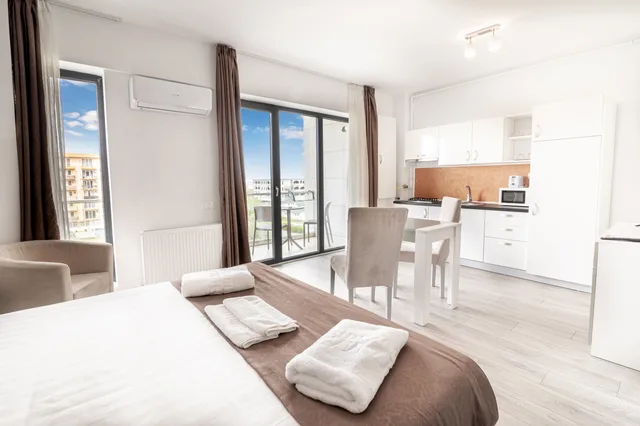 Studio, King Bed, Balcony, Miramare Residence 3/10