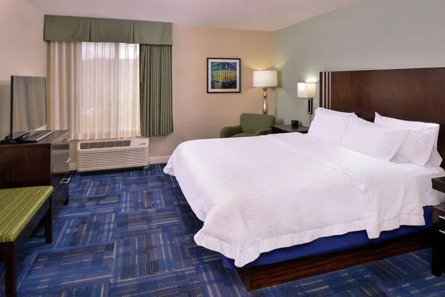 Suite, King Bed, Sofa, Kitchenette, Hampton Inn Eugene 2/2