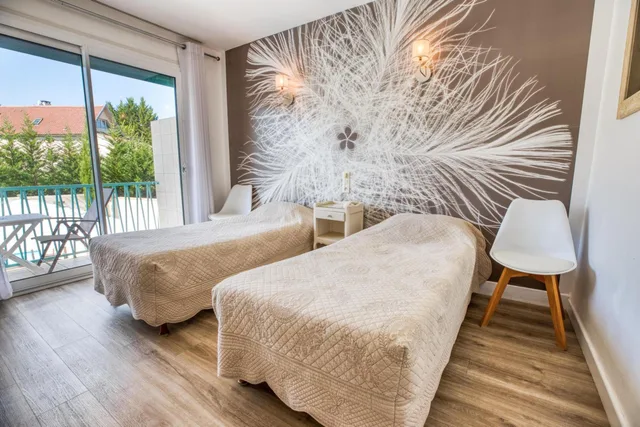 غرفة بسريرين منفصلين بشرفة، Hotel Le Quercy Souillac 5/8