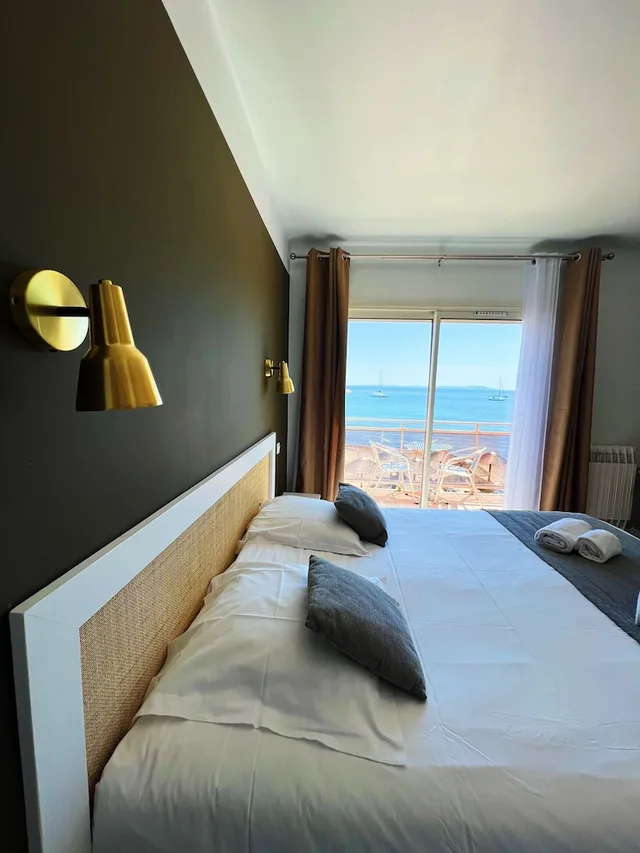 غرفة بسرير مزدوج بإطلالة على البحر بشرفة، Citotel La Potiniere 1/3