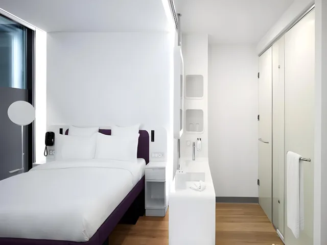 First Class, Cabin, King Bed, Bunk Bed، YOTELAIR Istanbul Airport AIRSIDE 1/2