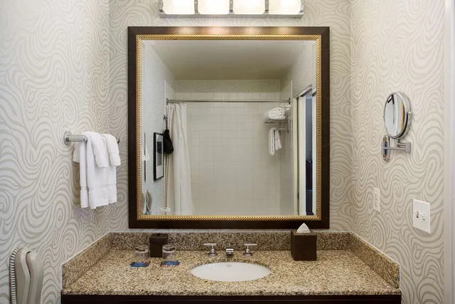 غرفة سوبيريور بسريرين كوين بإطلالة على الجبل في الطابق العلوي، Juniper Hotel Cupertino, Curio Collection By Hilton 2/2