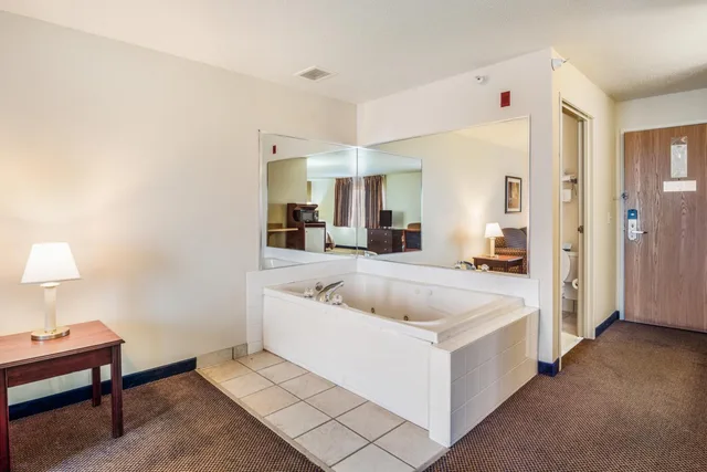 جناح بسرير كينج بحوض جاكوزي، Quality Inn & Suites Eldridge Davenport North 3/3
