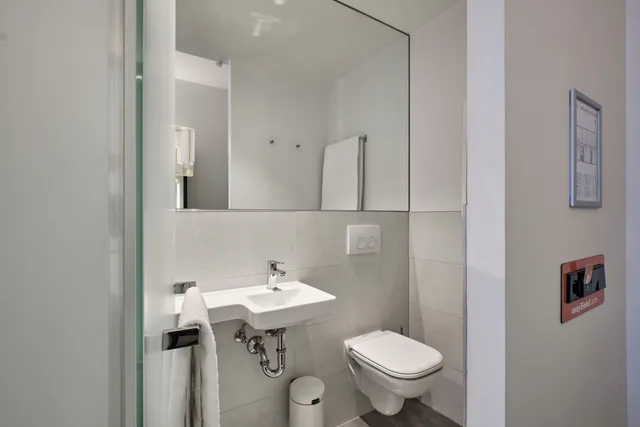 غرفة سوبيريور بسرير مزدوج، easyHotel The Hague City Centre 1/1