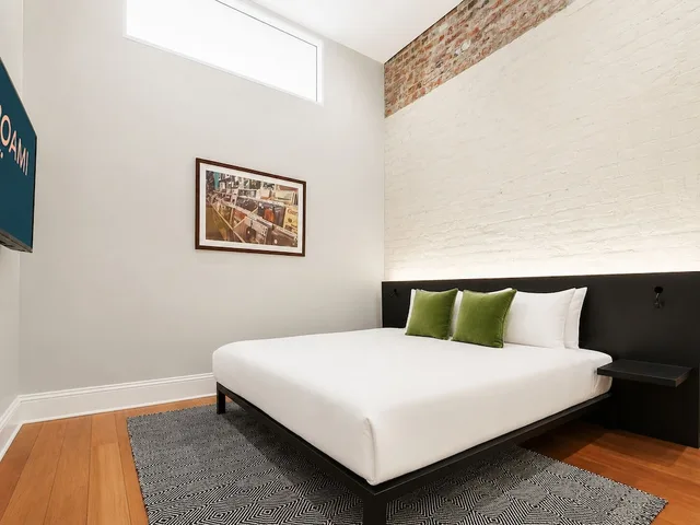 Adjoining, Apartment, 4 Beds, 2 King Beds, 2 Queen Beds, 2 Sofa، Factors Row by Sextant 2/10