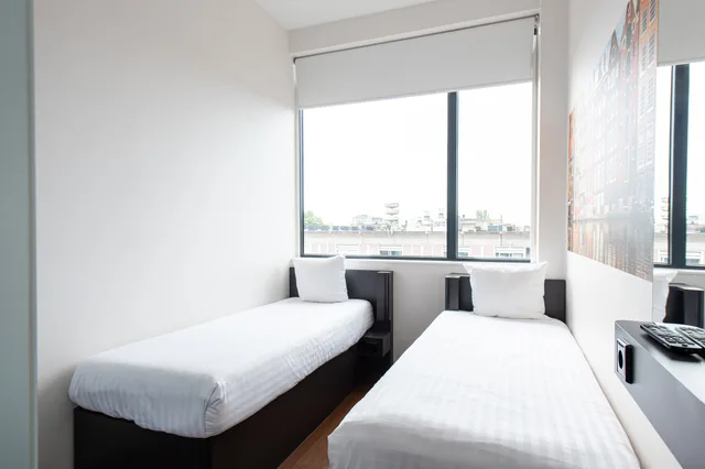 غرفة بسريرين منفصلين، easyHotel Amsterdam City Centre 1/1