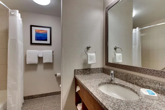 جناح بسريرين كوين بغرفتين مع أريكة، Drury Inn & Suites Knoxville West 4/6