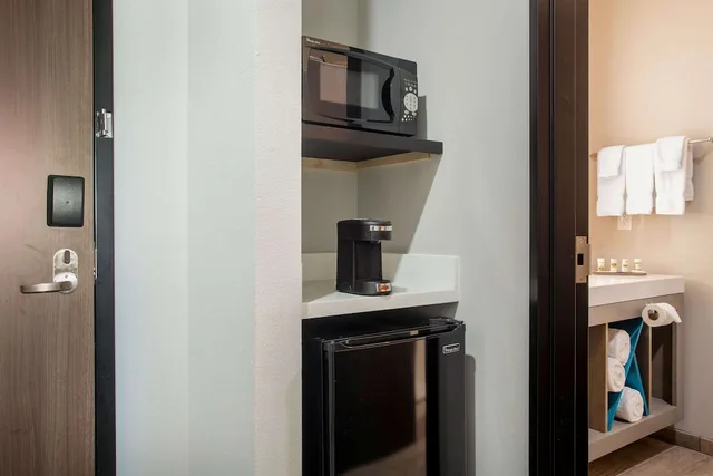 غرفة بسرير كينج بإطلالة على المدينة، La Quinta Inn Suites By Wyndham Pittsburg 7/7