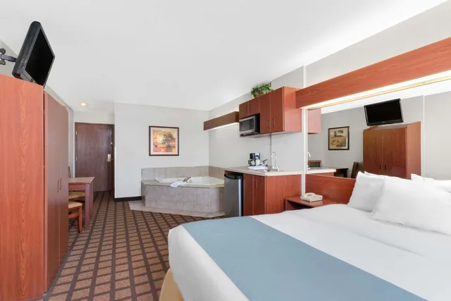 جناح بسرير كوين بحوض جاكوزي، Microtel Inn Suites by Wyndham Rapid City 1/5