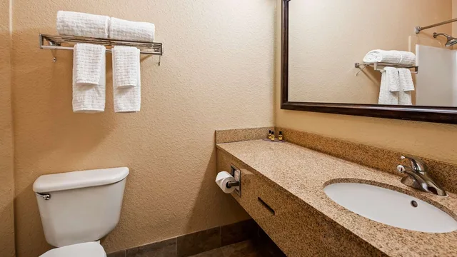 غرفة عائلية بسريرين كوين مع أريكة، Best Western Plus Strawberry Inn & Suites 2/2