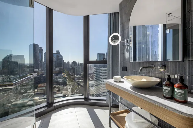 غرفة بريميوم بسرير كينج بإطلالة على المدينة في طابق مرتفع، voco Melbourne Central, an IHG Hotel 10/10