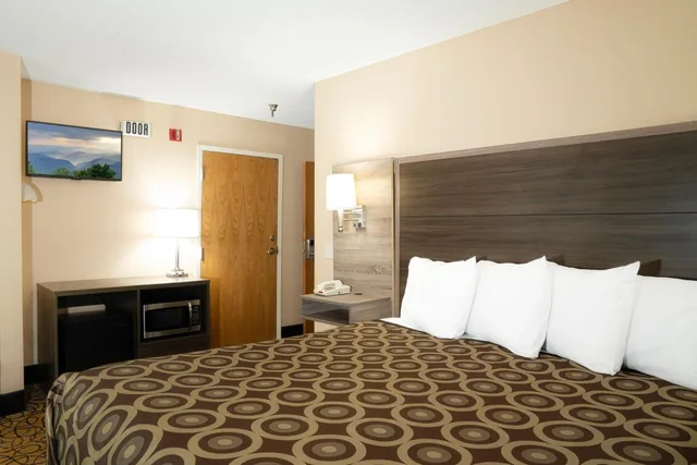 Room, King Bed, Guest Inn Pigeon Forge 2/10