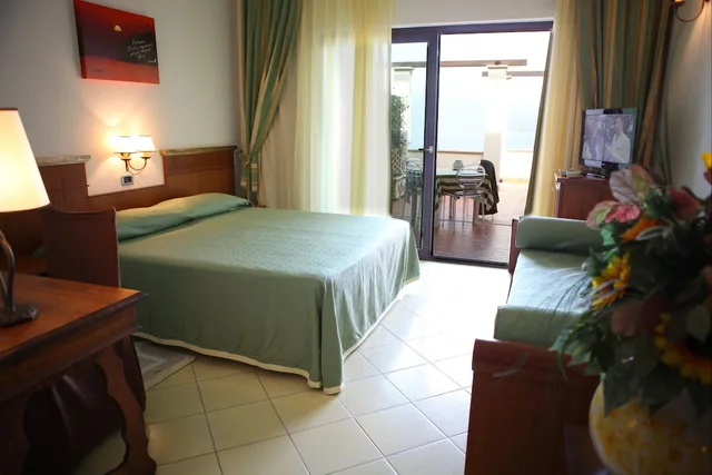 غرفة ثلاثية بسرير كوين بإطلالة على البحر، Hotel La Torre 3/5