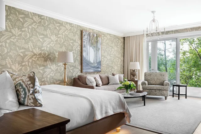 Deluxe, King Bed, Lake Side, Manoir Hovey 2/2