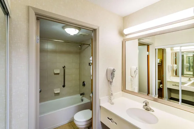 غرفة بسريرين كوين في المبنى الرئيسي، Econo Lodge Inn & Suites Calgary - University 10/10