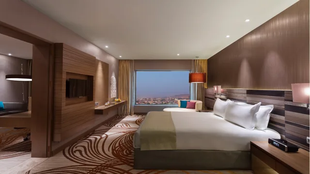 جناح بسرير كينج بمنطقة جلوس للمدخنين، Holiday Inn Jaipur City Centre by IHG 4/5
