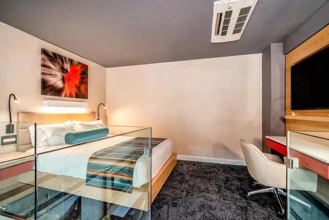 جناح بسرير كوين بإطلالة على المدينة، Century Park Hotel 2/4
