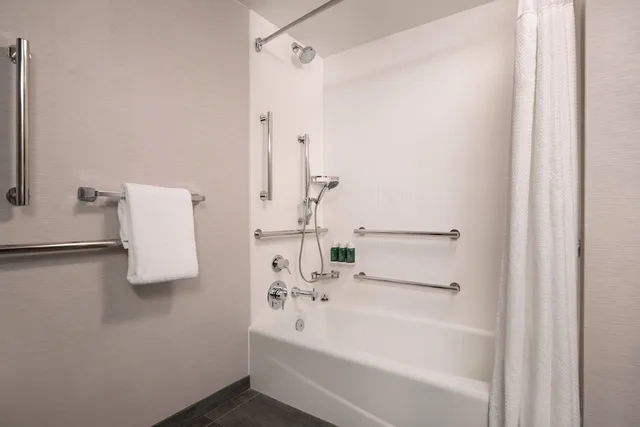 غرفة بسرير كينج مع أريكة لذوي الإعاقة، Courtyard By Marriott Fresno 6/6