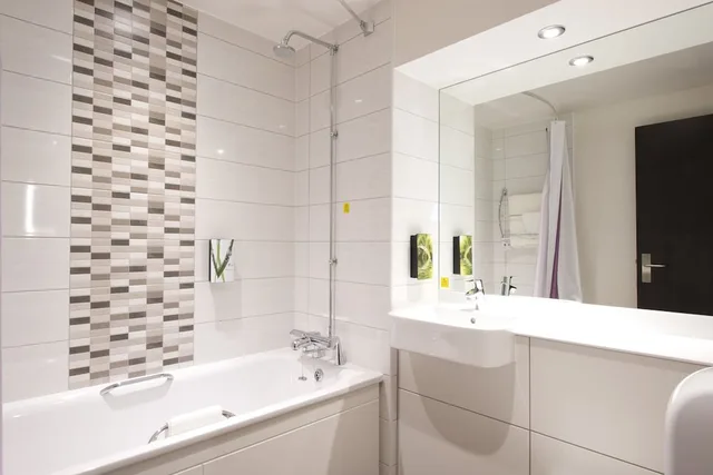 غرفة عائلية رباعية بسرير مزدوج وسريرين منفصلين، Premier Inn London Tottenham Hale Hotel 4/4