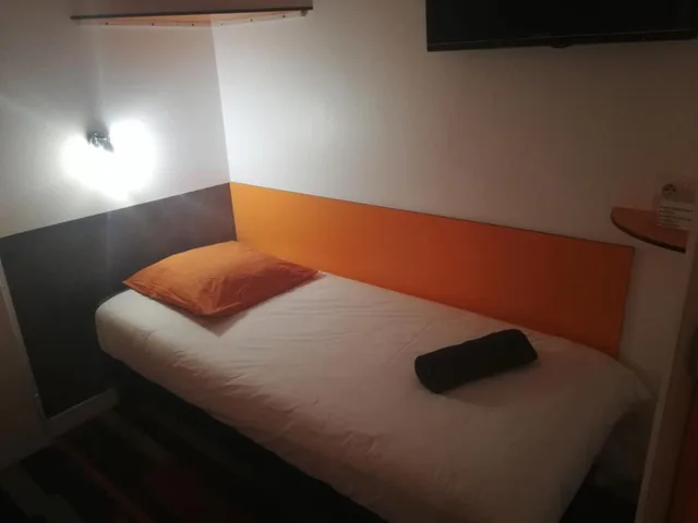 غرفة قياسية بسرير مزدوج وسريرين منفصلين، Kyriad Direct Saintes 9/10