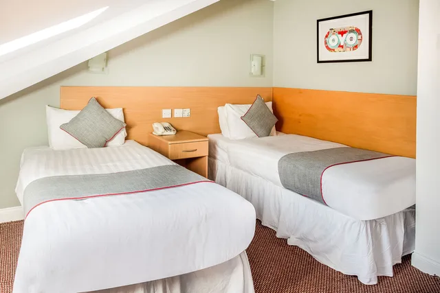 غرفة قياسية بسريرين منفصلين، London Guest House by OYO - Acton 5/10