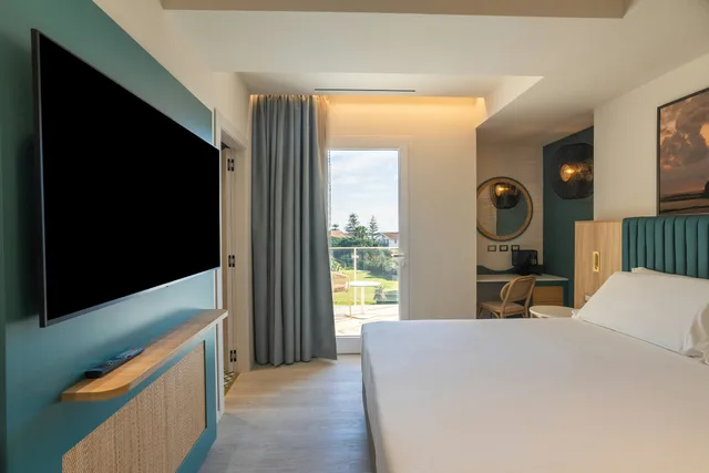غرفة ديلوكس بسرير كينج بإطلالة على البحر، Terradamari Resort & Spa Marina di Modica, Tapestry Collection by Hilton 3/8