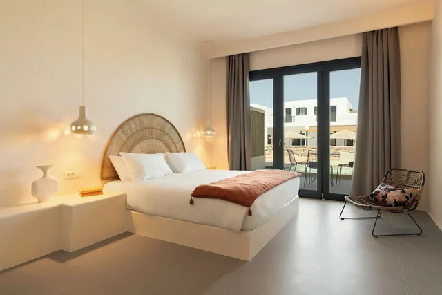 جناح بسرير كينج بشرفة مع أريكة بمسبح خاص، Koukoumi Vegan Boutique Hotel 2/5