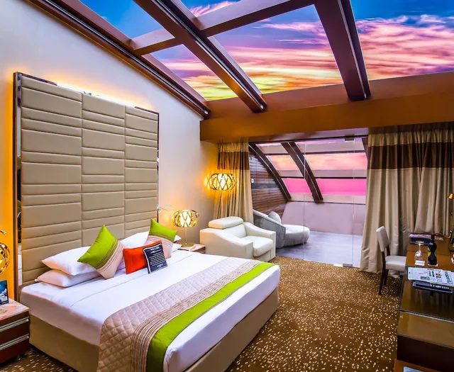جناح بريميير بسرير كينج بحوض استحمام، Sahara Star Mumbai 1/3
