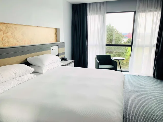 King Deluxe Room with View, Comp Wifi/Coffee-Tea Facilities/40 Inch Hdtv, 25 Sqm/Iron and Board/Mini Fridge، Doubletree By Hilton Edinburgh Queensferry Crossing 1/3