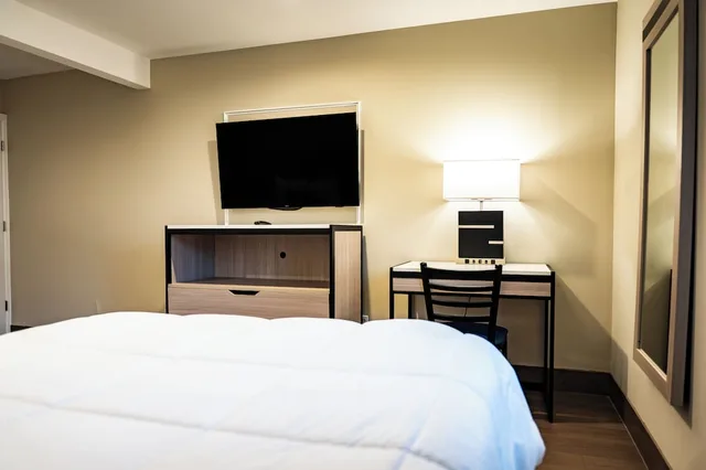 جناح بسريرين مزدوجين بغرفة نوم واحدة مع أريكة، Whitman Motor Lodge 2/7