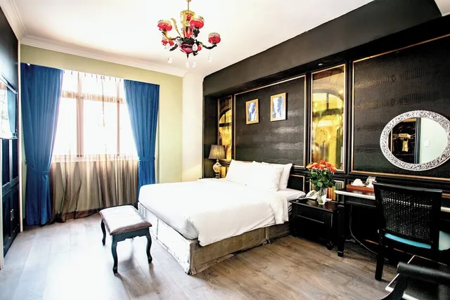 Junior, King Bed, City View, California Saigon Hotel & Rooftop Pool 3/5
