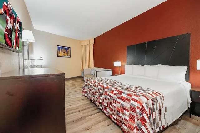 جناح بسرير كينج مع أريكة، Red Roof Inn and Suites Macon 1/5