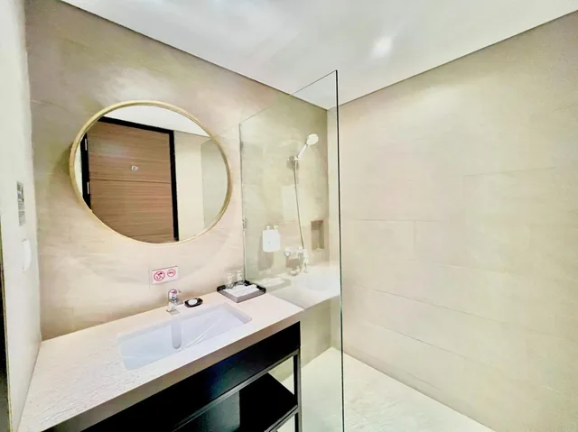 غرفة ديلوكس بسرير كينج وسرير كوين للمدخنين، Swiss-Belinn Airport Surabaya 8/10