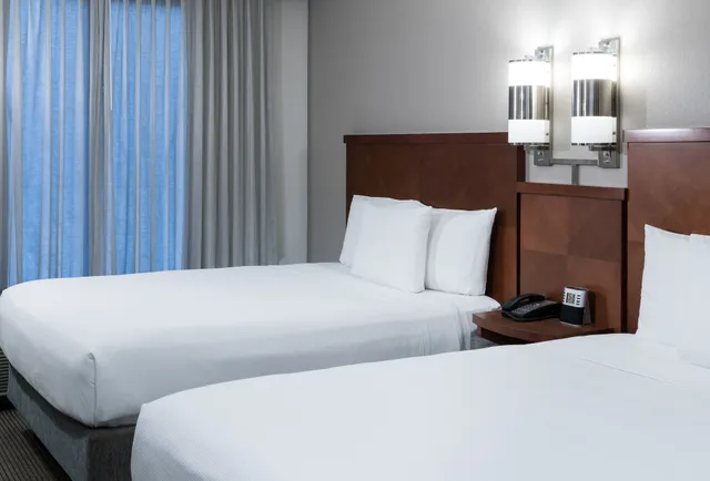 غرفة بسريرين كوين مع أريكة، Hyatt Place Jacksonville Airport 1/3
