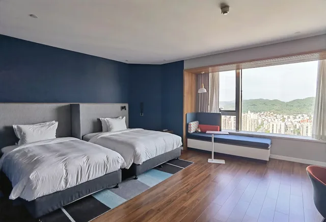 غرفة قياسية بسريرين منفصلين بإطلالة على البحر، Holiday Inn Express Zhoushan Dinghai 2/2