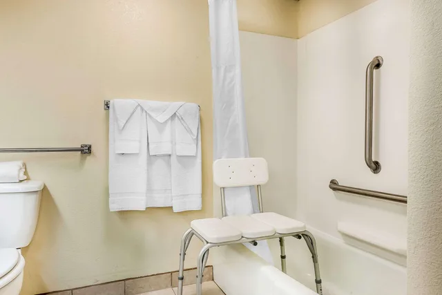 جناح بسرير مزدوج، Quality Inn Gallipolis 3/3