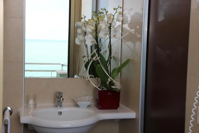 غرفة بسرير كوين بإطلالة على البحر بشرفة، Hotel Metropol 8/10